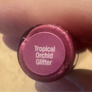 - Pinkish long lasting eyeshadow which does not crease by Senegence